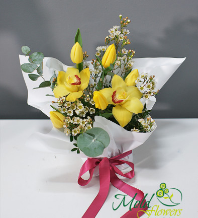 Compozitie in burete floral cu lalele galbene, orhidee galbene si waxflover foto 394x433